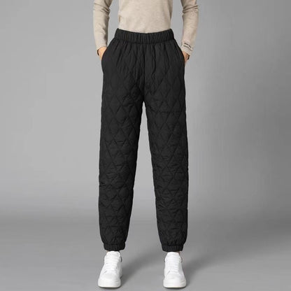 Warm women's Sierra quilted pants, designed for ultimate comfort and chic winter style with a cozy diamond stitch.
