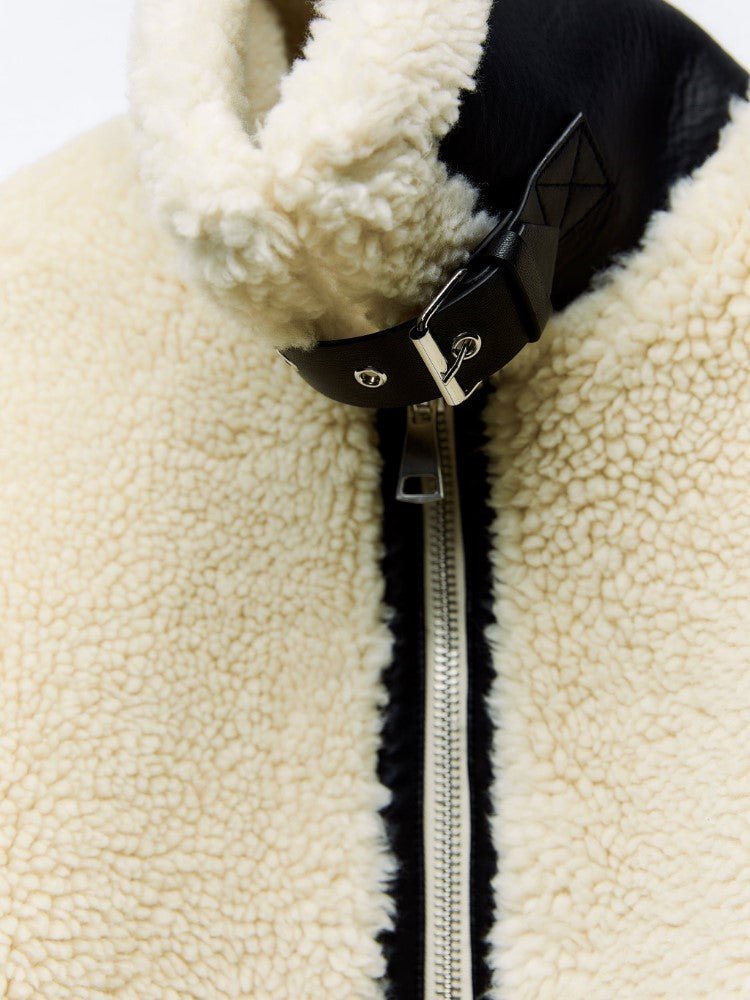 Modern women's zip-up aviator coat, featuring a cozy lining for ultimate warmth in fall/winter.