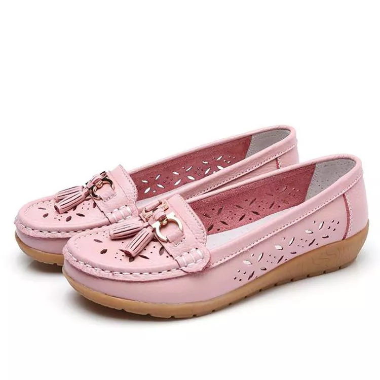 Versatile women's moccasin sandals, suitable for casual outings and relaxed everyday wear.