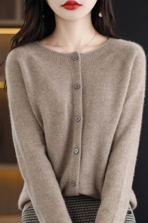 Elegant women's long cardigan, soft knit with front buttons, an ideal piece for transitional fashion.