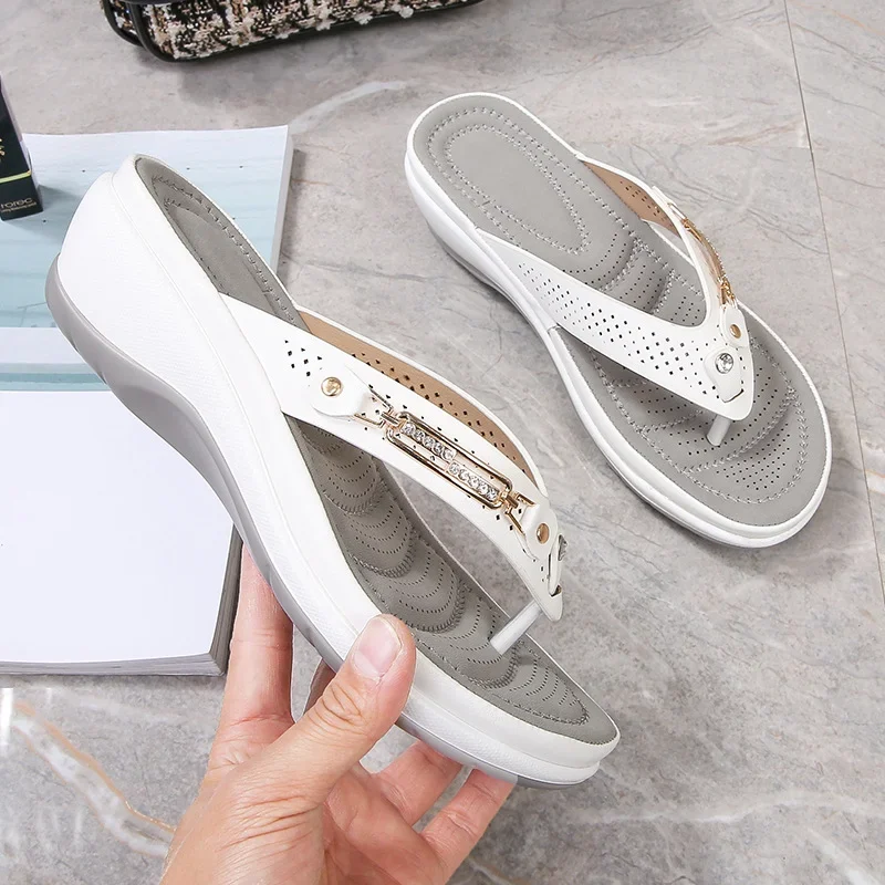 Women's softly padded orthopedic sandals, ideal for all-day comfort and support.