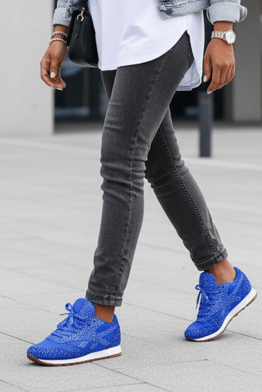 Fashionable women's sneakers with sparkling glitter, ensuring a trendy and comfortable fit.