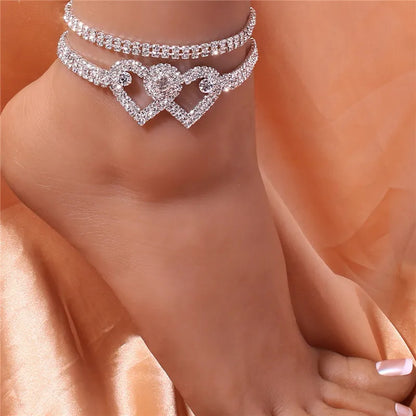 Women's sparkling heart leg chain with rhinestones. Elegant body jewelry for a glamorous touch.