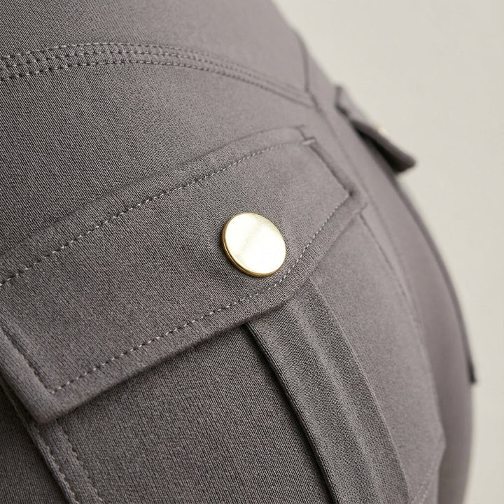 Comfortable women's activewear cargo leggings with deep pockets, designed for optimal stretch and movement during workouts.