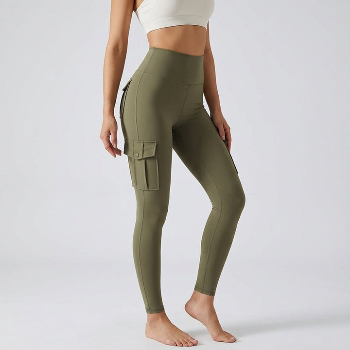 Versatile women's gym cargo leggings with convenient pockets, providing a comfortable high-waisted fit for active lifestyles.