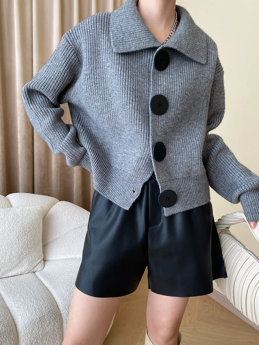 Effortless women's statement cardigan, oversized, with a wide collar and buttoned front.