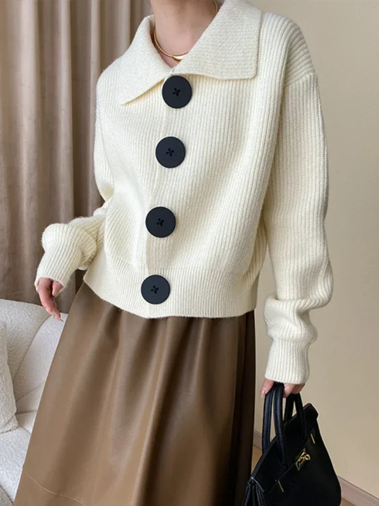 Casual chic women's cardigan, statement buttons, wide collar, and an oversized fit.