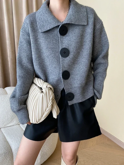 Stylish women's button-down cardigan, versatile and effortless, with a wide collar and relaxed fit.