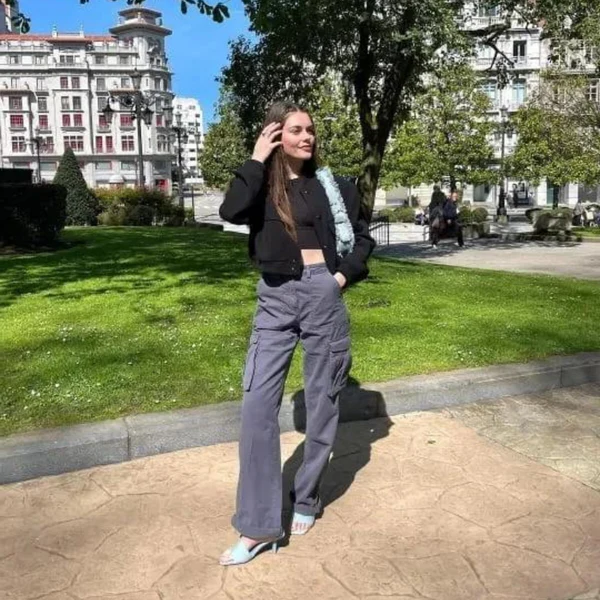 Trendy women's multi-pocket cargo pants. Straight fit, adjustable waist, ideal for streetwear & utility fashion.
