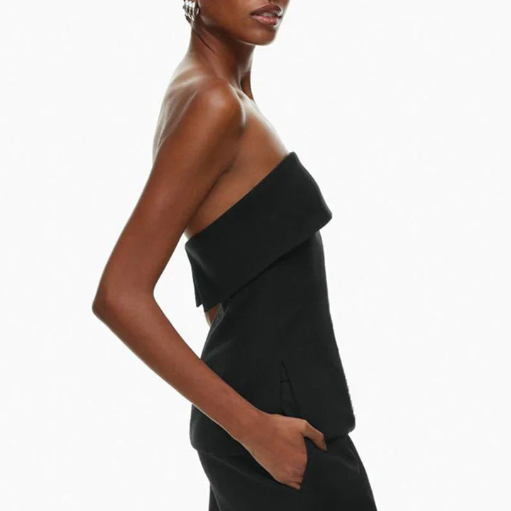 Versatile women's strapless tube crop top. An essential cropped piece for varied summer and casual styles.