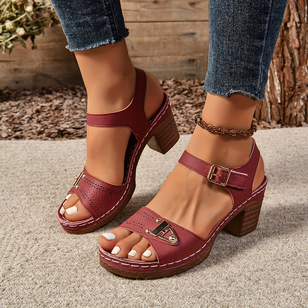 Comfortable & stylish women's fashion sandals, ideal for everyday summer outings.