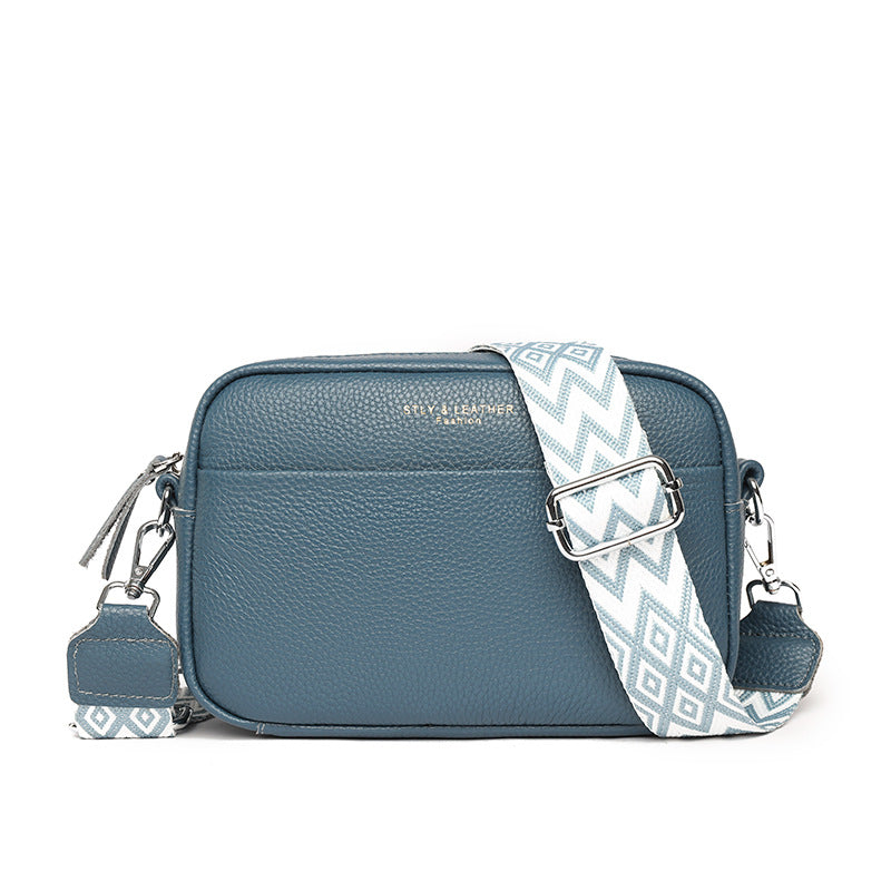 Fashionable women's crossbody handbag, combining style with everyday versatility.