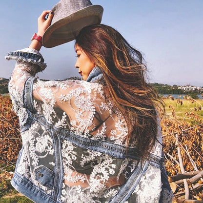 Versatile women's casual denim jacket with frayed edge detail. Comfortable, stylish outerwear.