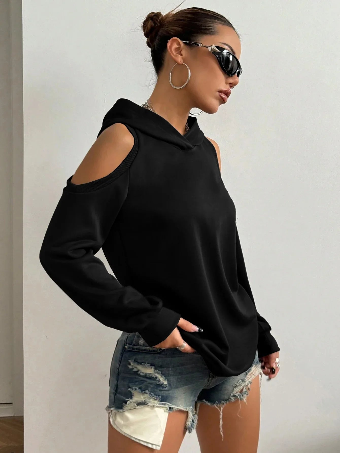 Modern gray women's off-shoulder hoodie, a comfortable top with a relaxed fit for daily wear.