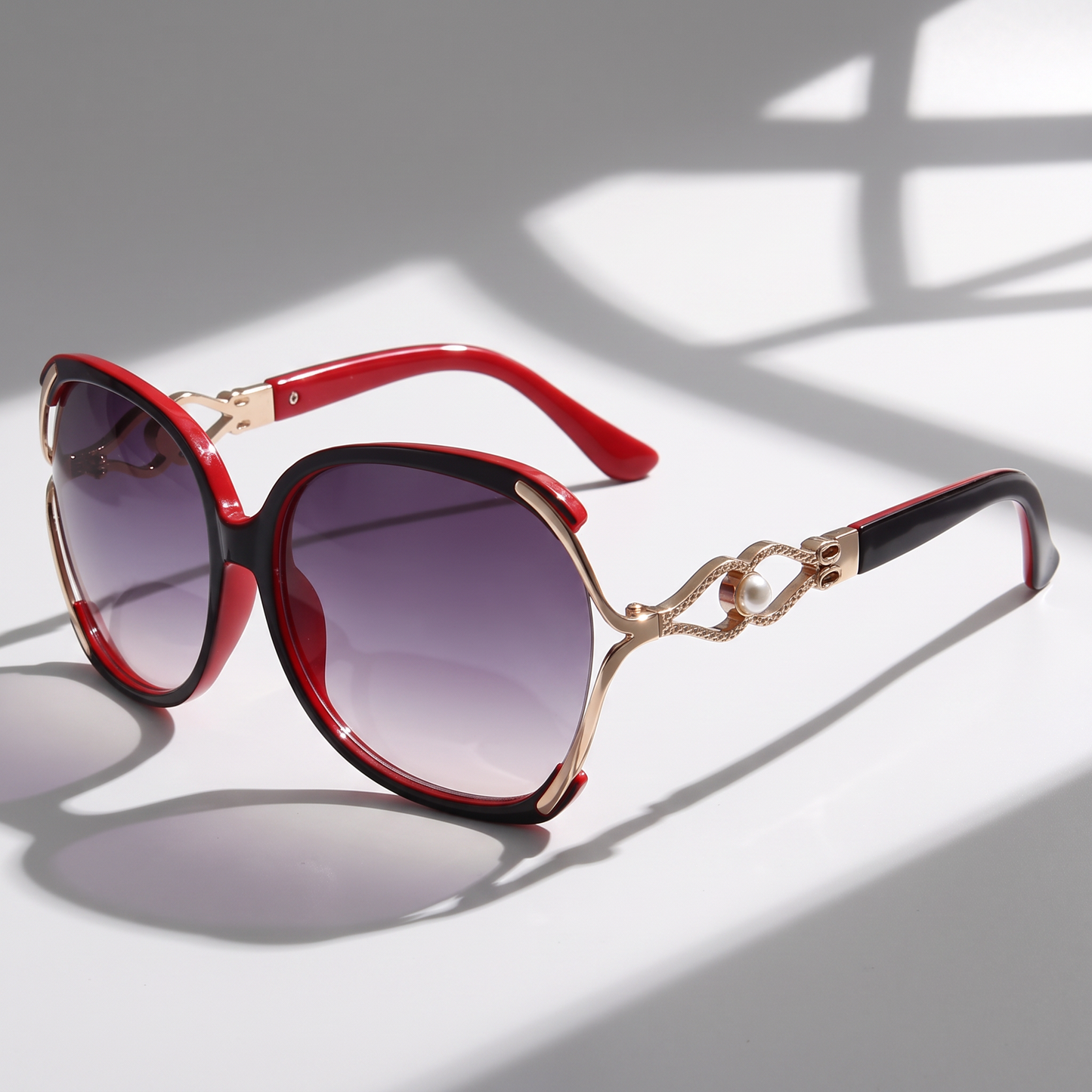 Women's stylish round frame sunglasses, offering UV400 eye protection for any sunny day.