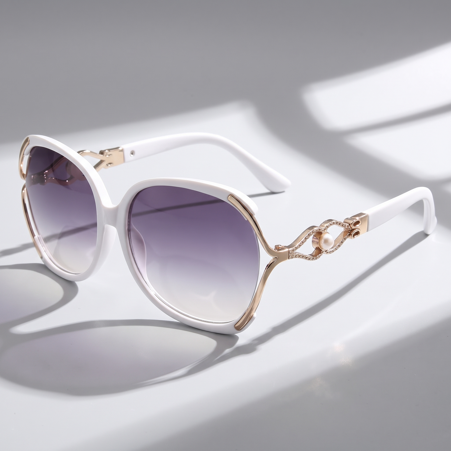 Perfect summer accessory: Women's round frame UV400 sunglasses for chic eye protection.