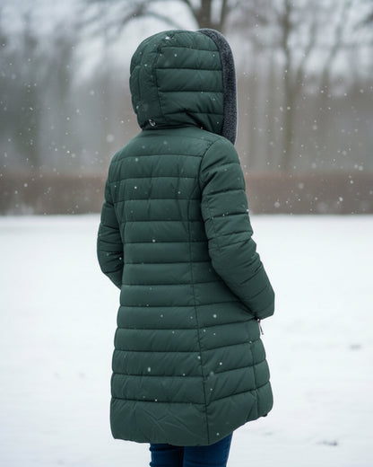 Protect yourself in style with this women's warm winter coat, ideal for cold weather comfort.