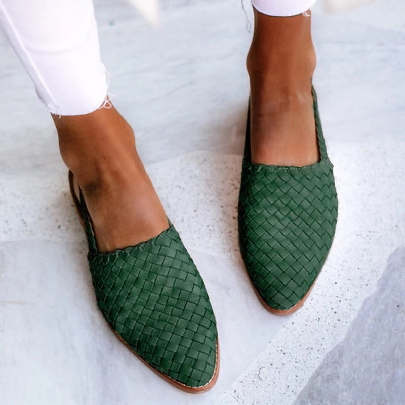 Elegant women's closed-toe slip-on mules, comfortable flat shoes for versatile wear.