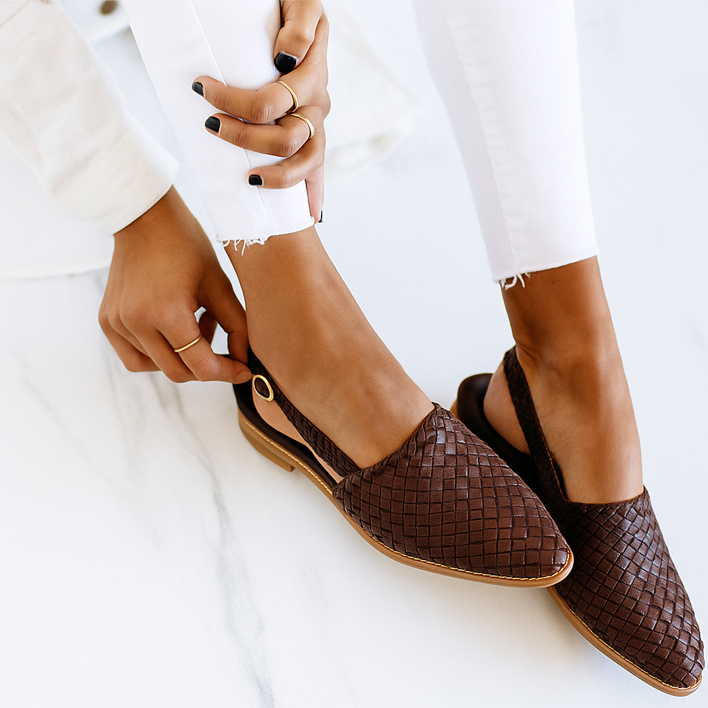 Stylish women's woven closed-toe slip-on mules, comfortable flat sandals for spring & summer.
