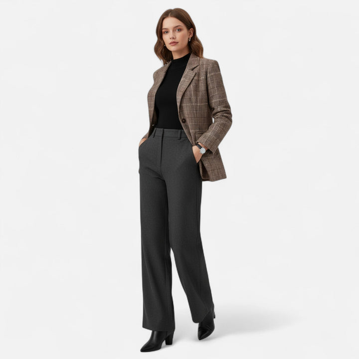 Classic women's plaid blazer in a tailored fit, ideal for stylish office fashion or an elegant evening out.