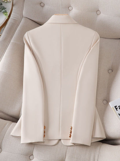 Versatile women's structured blazer, ideal for workwear or fashion. Modern tailored jacket with long sleeves.