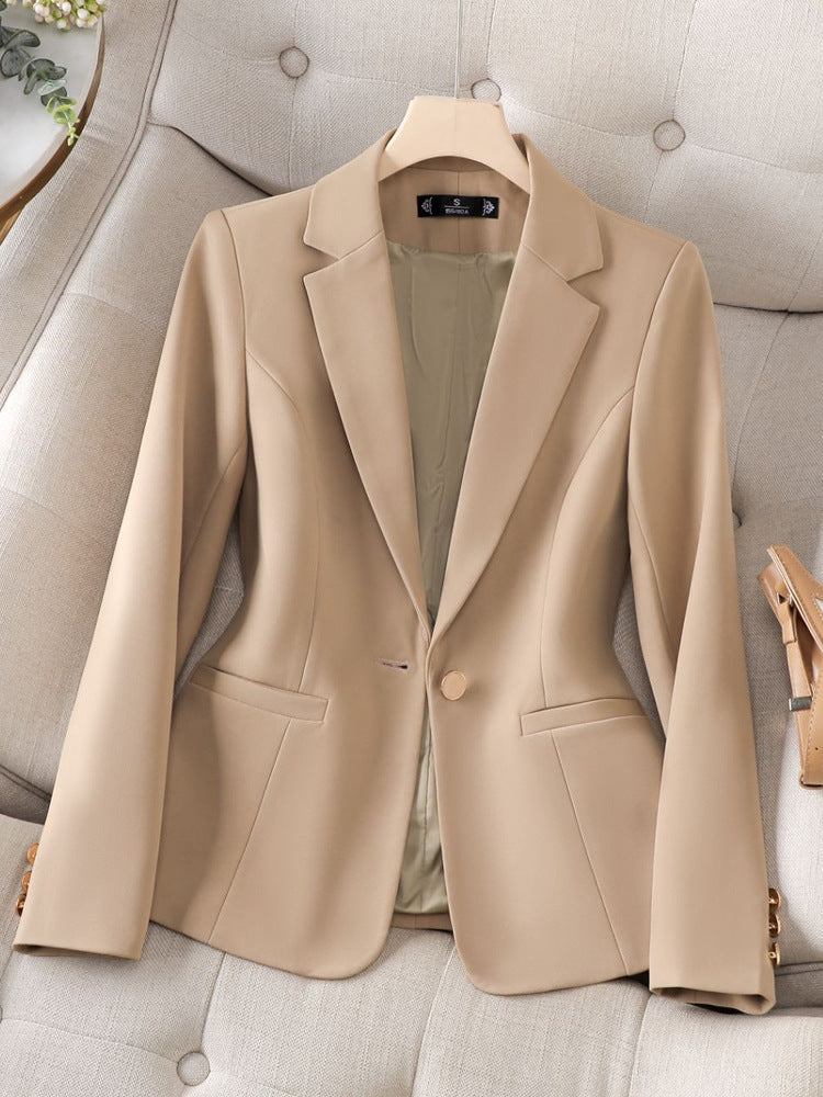 Chic women's long-sleeve structured blazer. A modern tailored jacket for a sharp, professional office wear look.