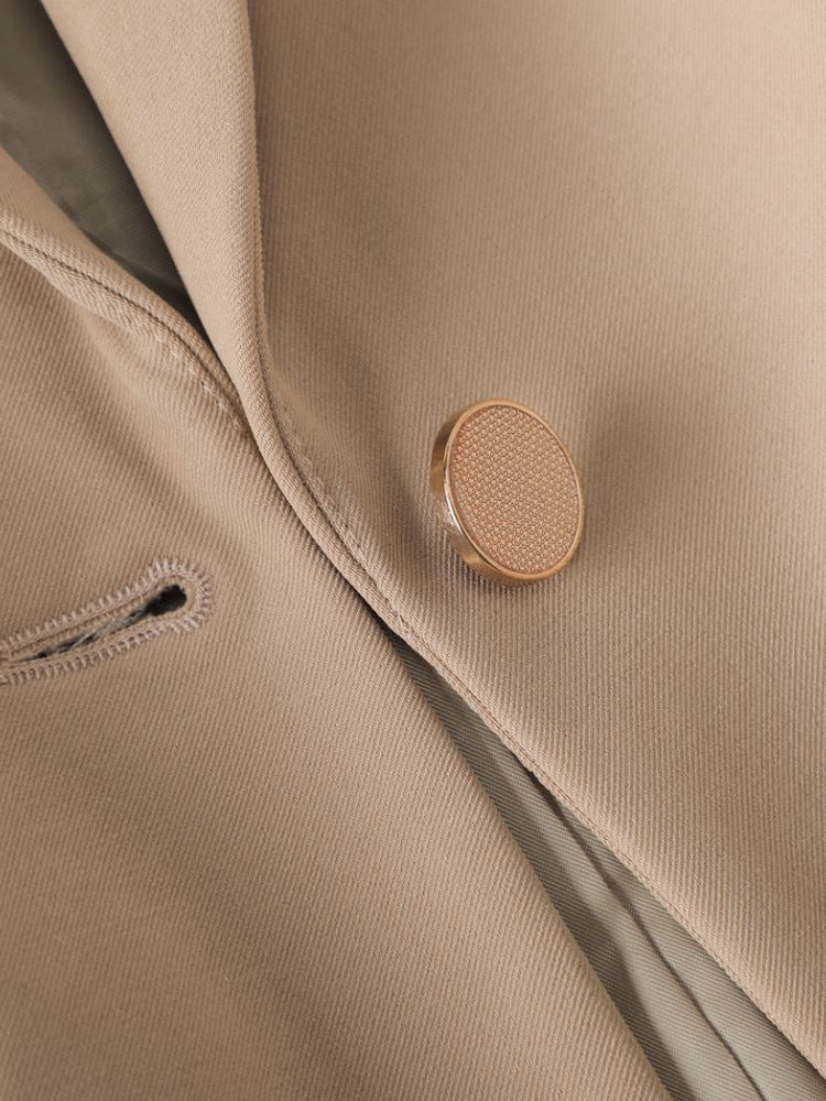 Elegant women's structured blazer, a versatile fashion piece. Perfect for professional workwear or a modern chic outfit.
