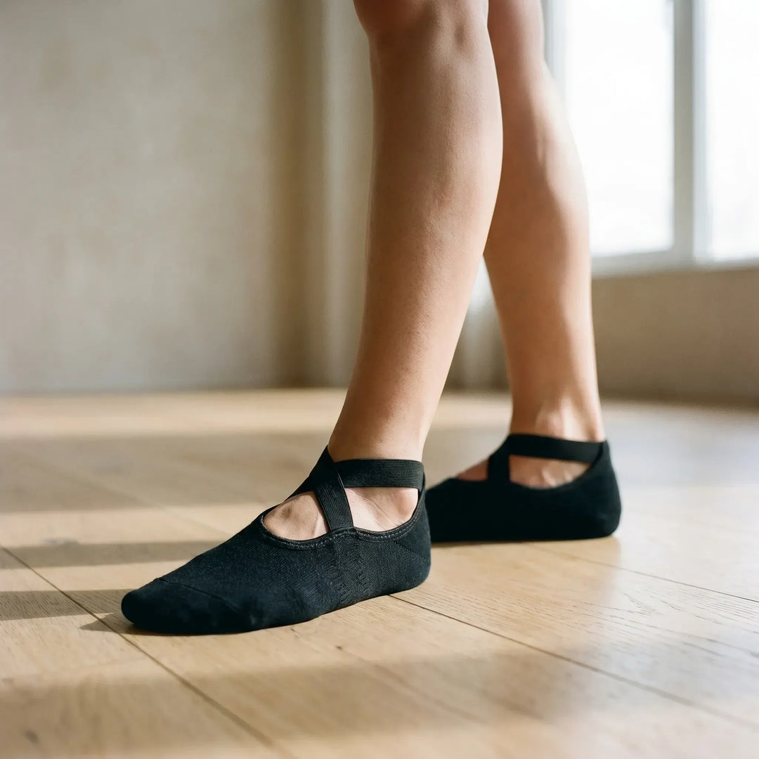 Women's textured non-slip yoga socks for enhanced grip & stability during yoga, pilates, or barre workouts.