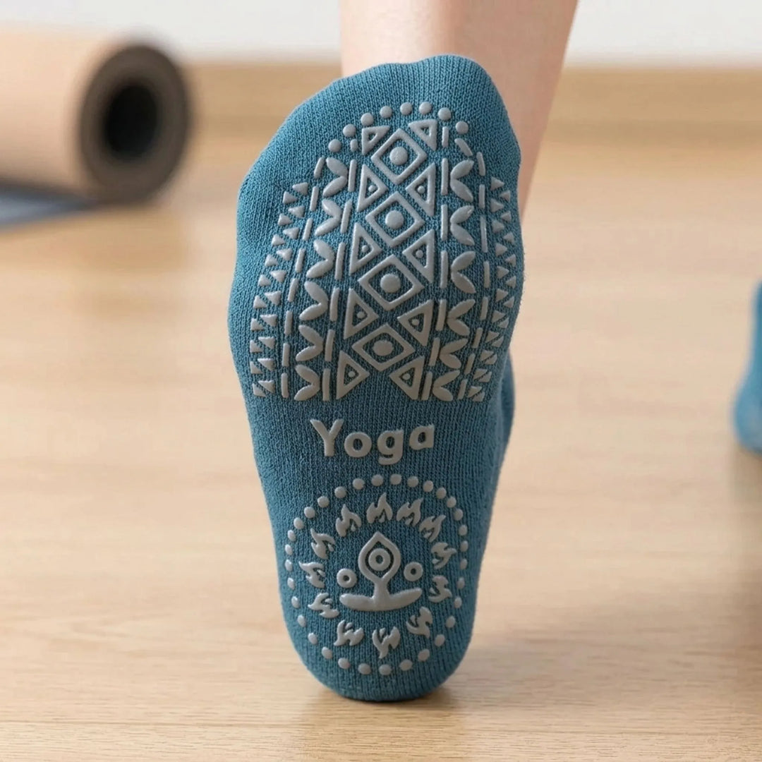Non-slip pilates socks for women, offering superior grip & balance for safe, effective studio fitness.