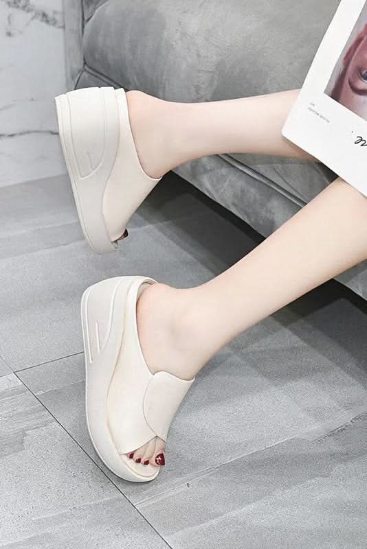 Stylish women's thick cushioned slip-on sandals, offering everyday comfort for summer & casual outings.