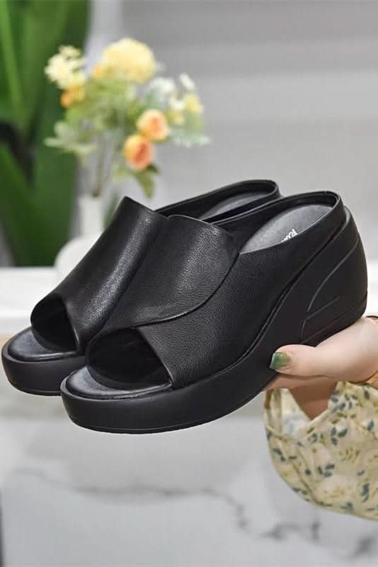 Women's comfortable summer sandals with thick cushioning, perfect for beach, travel, and warm weather activities.