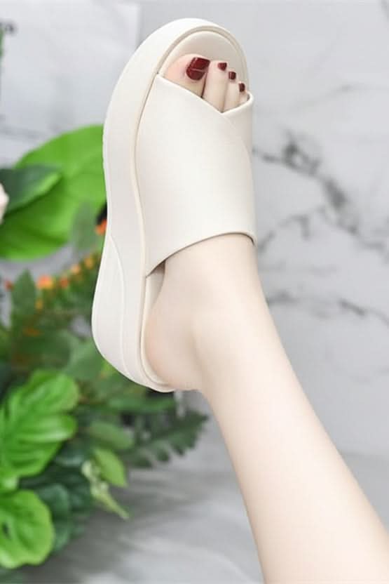 Casual women's thick cushioned summer sandals, providing superior comfort for daily wear & warm weather.