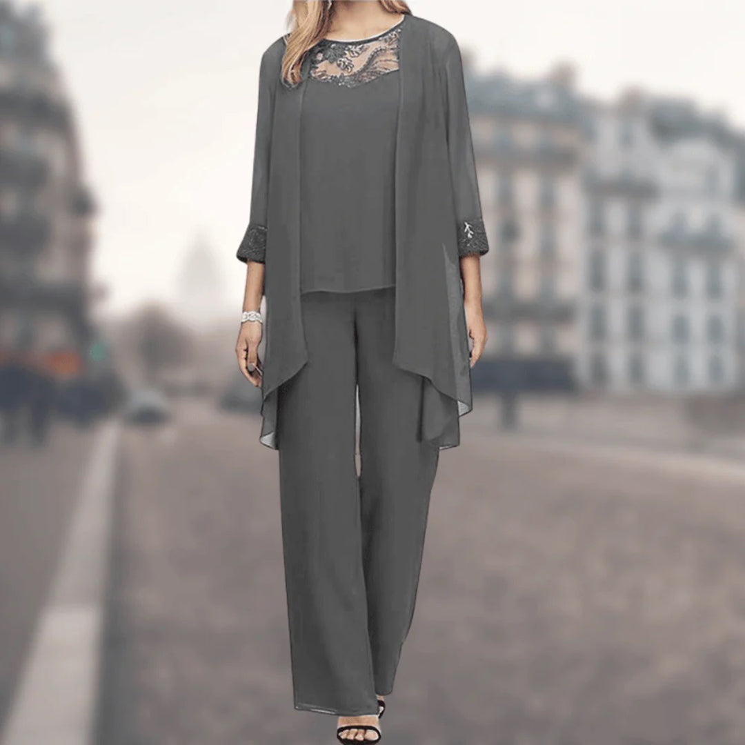 Comfortable women's flowy two-piece loungewear set. Casual spring/summer outfit with wide-leg pants for relaxed style.