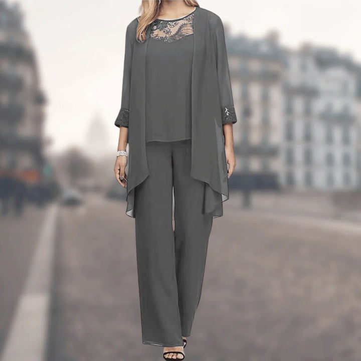 Comfortable women's flowy two-piece loungewear set. Casual spring/summer outfit with wide-leg pants for relaxed style.