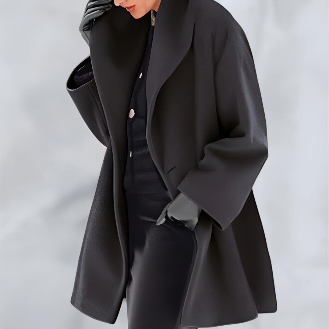 Stylish women's oversized coat for versatile layering, ideal for casual or elegant spring and fall outfits.