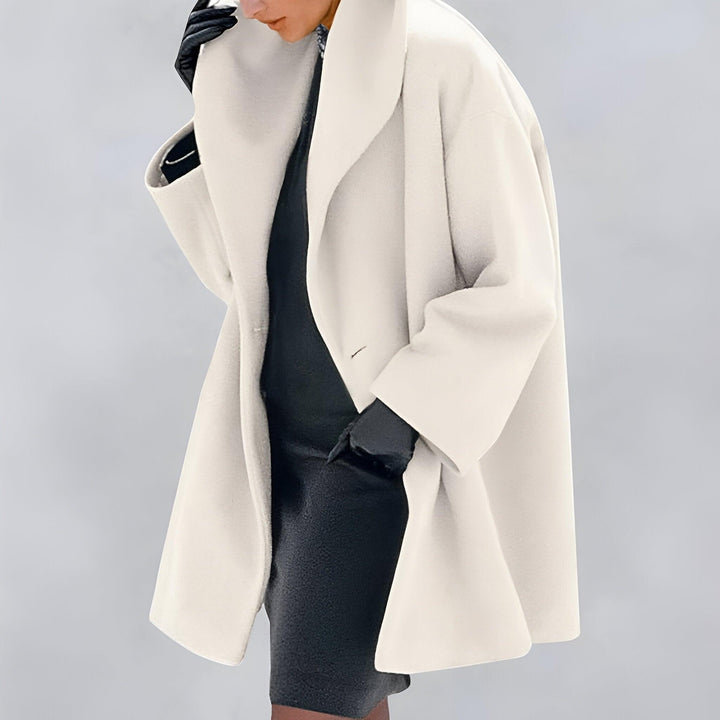 Modern women's oversized long coat, offering a sophisticated and comfortable silhouette for contemporary fashion.