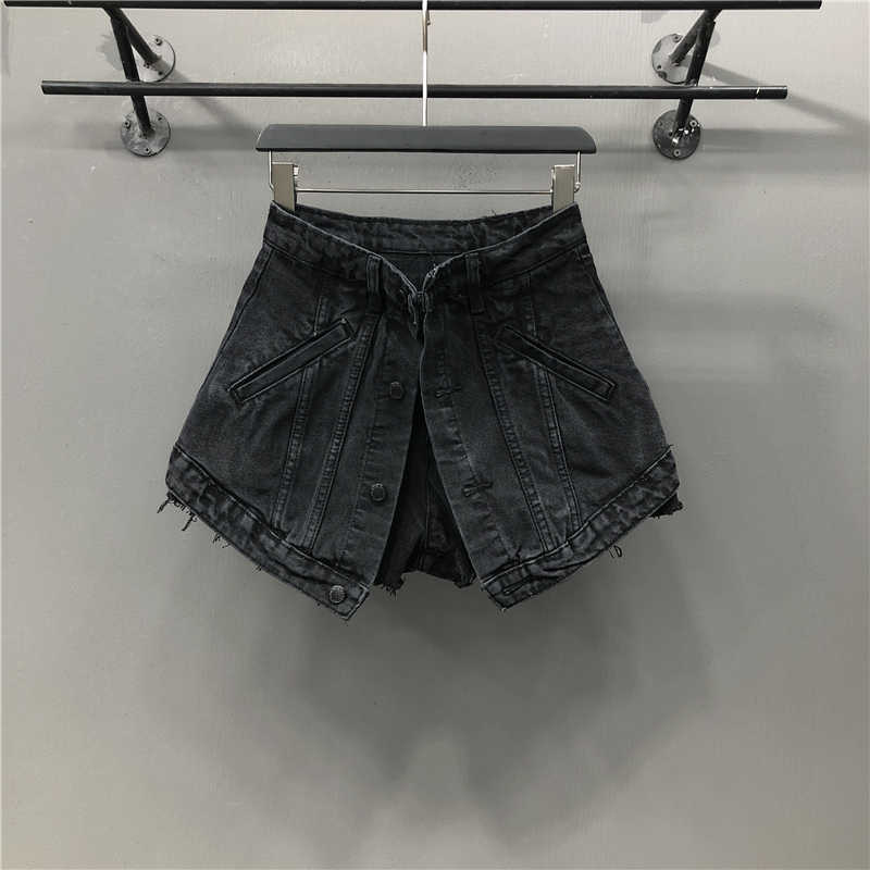 Versatile Trenda women's casual shorts set. Perfect two-piece summer outfit for relaxed style.