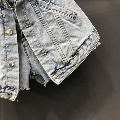 Elegant Trenda women's two-piece shorts. Casual summer comfort set, ideal for stylish loungewear.