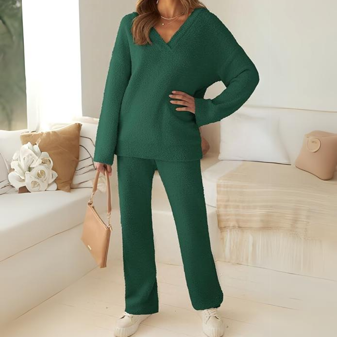 Black women's cozy fleece lounge set. Versatile two-piece outfit, perfect for sleepwear, casual or athleisure.