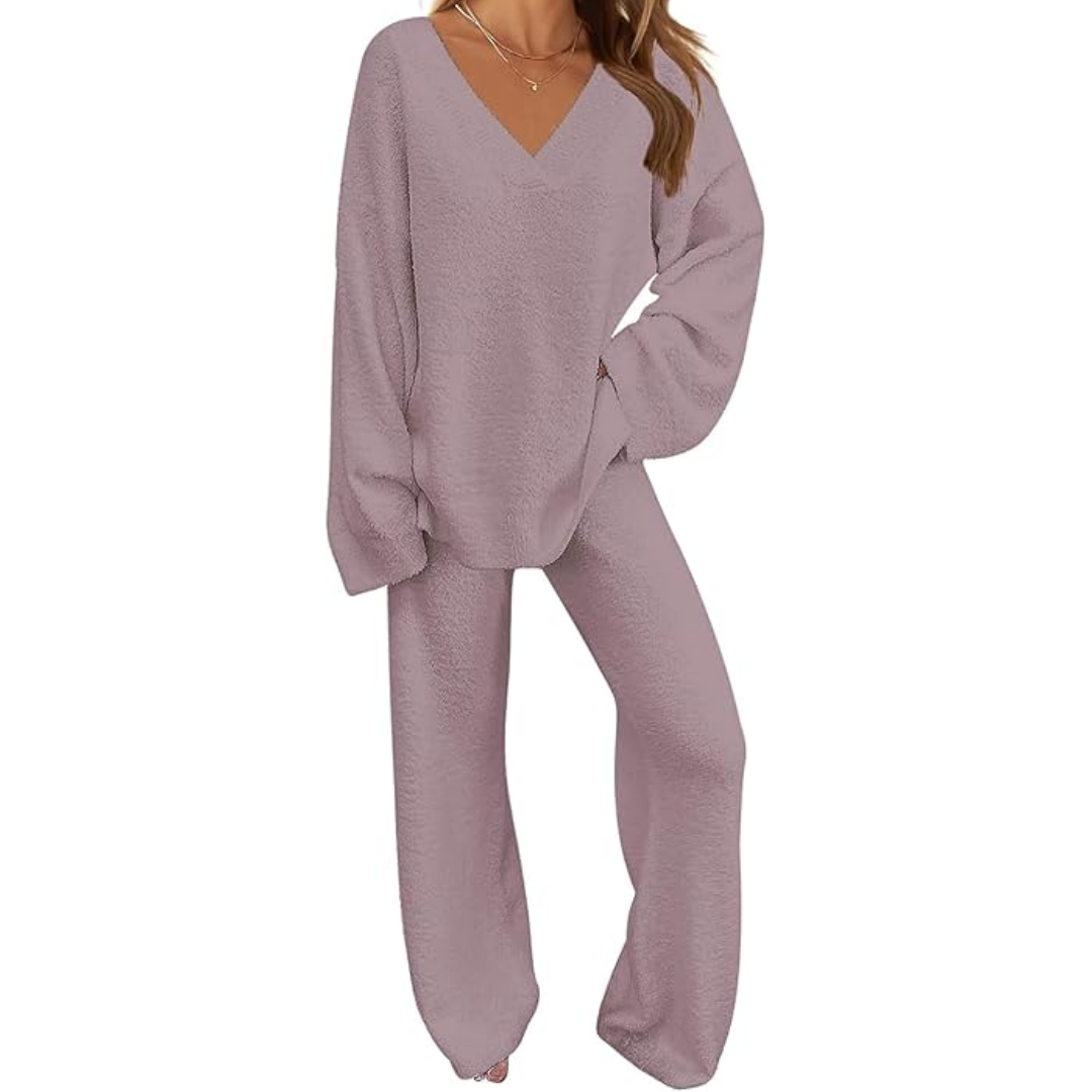 Comfortable women's two-piece fleece loungewear set. Soft fabric for ultimate winter comfort & relaxation.