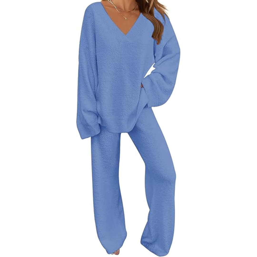 Relaxing women's fleece lounge set. Two-piece outfit with soft fabric, perfect for sleepwear & cozy nights.