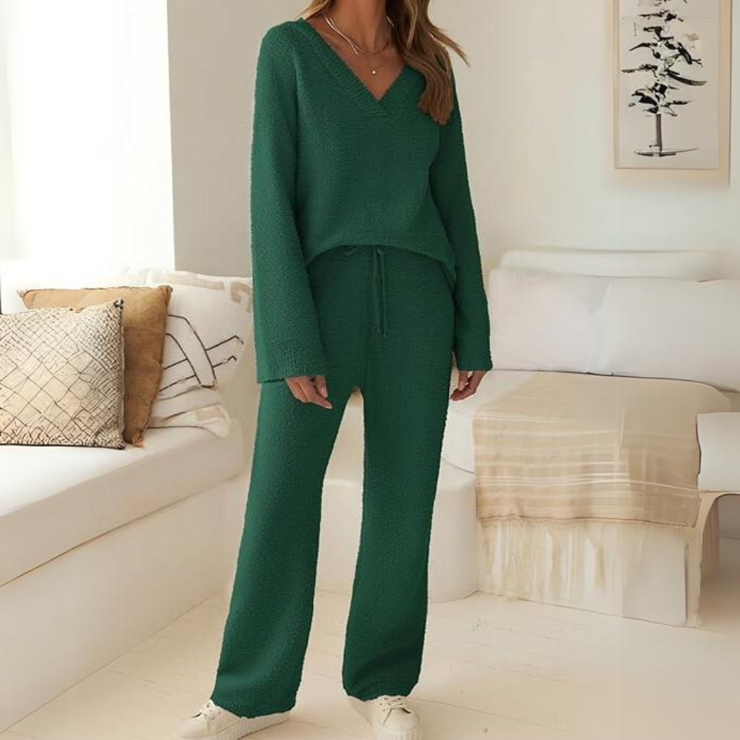 Women's two-piece fleece loungewear set. Ultra-soft material for ultimate comfort. Great for relaxing.