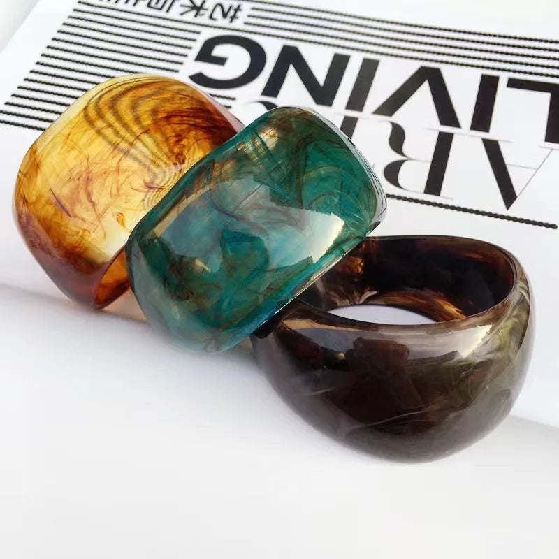 Women's unique irregular marble-patterned acrylic bangle bracelet. Stylish fashion jewelry accessory gift.