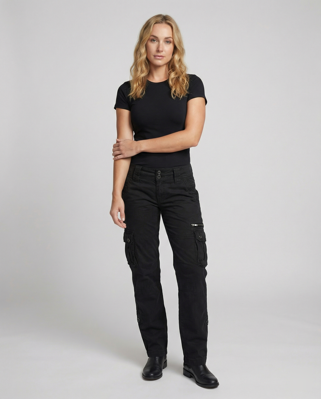 Women's versatile cargo pants, ideal for adventure & everyday comfort. Relaxed fit, multi-pockets.