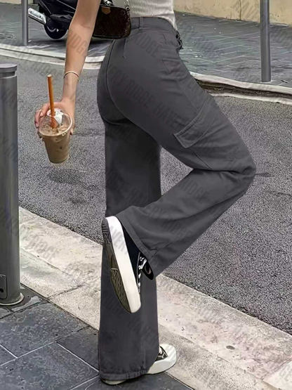 Close-up: Adjustable waist & multi-pockets on women's straight-fit cargo pants. Focus on practical utility design.