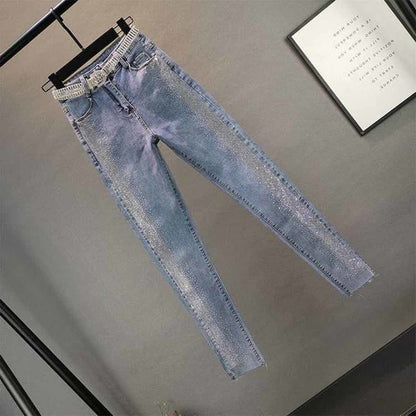 Slim fit women's high-waisted jeans in a stylish vintage blue wash. Comfortable and flattering ladies' fashion.