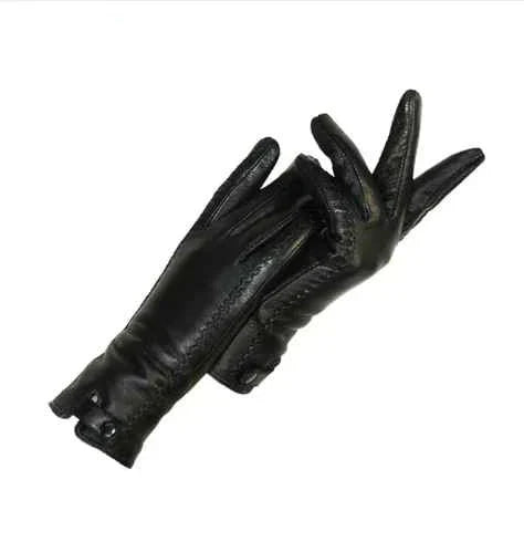 Women's vintage brown leather gloves for warm winter style. Elegant retro design, perfect for cold weather.