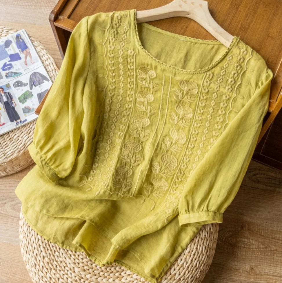 Feminine women's vintage blouse with elegant puff sleeves, detailed embroidery, a fashionable piece for any season.