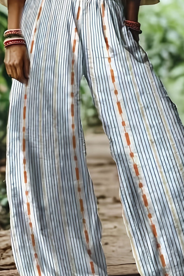 Fashionable women's cropped pants with a charming vintage floral pattern, great for warm weather.