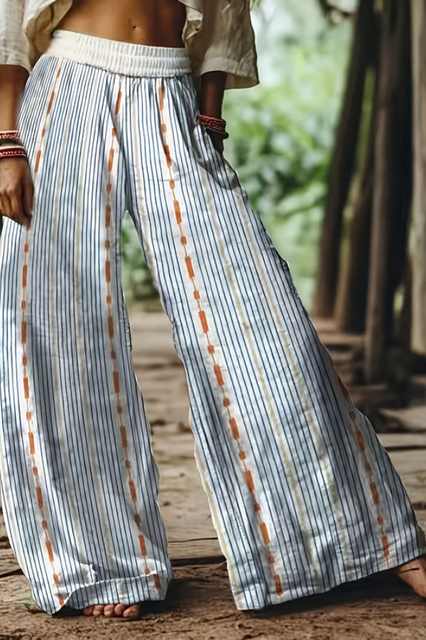 Light & airy women's floral cropped pants, essential summer bottoms for a relaxed, casual look.